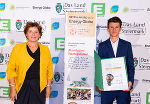 Kategorie Jugend: LRin Ursula Lackner gratulierte Daniel Hofer (Junior Company Atmolution) zum Energy Globe Styria Award