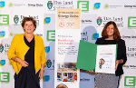 Kategorie Jugend: LRin Ursula Lackner gratulierte Direktorin Sabine Hüttl-Zeder (Modellschule Graz) zum Energy Globe Styria Award