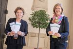 LR Lackner und LR Eibinger-Miedl (v.l.) mit der Broschüre „Steiermark in Zahlen“. © Land Steiermark/Purgstaller; Nutzung bei Quellenangabe honorarfrei
