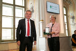 LH-Stv. Anton Lang überreichte Flora Hutz das Goldene Ehrenzeichen des Landes Steiermark