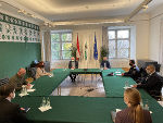 Sicherheitsgipfel in der Grazer Burg: LH Schützenhöfer und LH-Stv. Lang tauschten sich mit Landespolizeidirektor Gerald Ortner, Militärkommandant Heinz Zöllner, Verfassungsschutz-Leiter Rupert Meixner und Landesamtsdirektorin Brigitte Scherz-Schaar aus. ©      