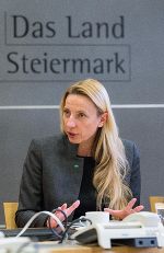 Gesundheitslandesrätin Juliane Bogner-Strauß zur aktualisierten Teststrategie in der Steiermark, welche sich nunmehr auf symptomatische Kontaktpersonen und neue Infektionsketten konzentriert. © Land Steiermark/Jesse Streibl; bei Quellenangabe honorarfrei