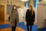 Soziallandesrätin Doris Kampus und Gesundheitslandesrätin Juliane Bogner-Strauß (v.l.) beim Besuch einer Teststraße am heutigen Vormittag. ©      