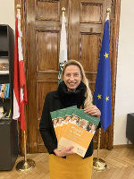 Gesundheitslandesrätin Juliane Bogner-Strauß präsentiert die von der Fachabteilung Gesundheit und Pflegemanagement, Referat Pflegemanagement erstellte Informationsbroschüre, die einen Überblick über Hilfsangebote und Unterstützungsmaßnahmen für pflegebedürftige Menschen und ihre Angehörigen gibt. © Land Steiermark; bei Quellenangabe honorarfrei
