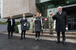 Vizekanzler Werner Kogler, die Bundesministerinnen Christine Aschbacher und Klaudia Tanner und Landeshauptmann Hermann Schützenhöfer (v.l.) vor der Helmut-List-Halle in Graz.