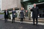 Vizekanzler Werner Kogler, die Bundesministerinnen Christine Aschbacher und Klaudia Tanner und Landeshauptmann Hermann Schützenhöfer (v.l.) vor der Helmut-List-Halle in Graz. © Land Steiermark/Jesse Streibl; bei Quellenangabe honorarfrei