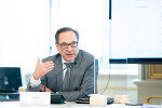 Harald Eitner lobt die Kooperation zwischen vielen Einsatzorganisationen und Firmen bei der Einrichtung der Test- und Impfstraßen. © Land Steiermark/Jesse Streibl. Bei Quellenangabe honorarfrei. Harald Eitner lobt die Kooperation zwischen vielen Einsatzorganisationen und Firmen bei der Einrichtung der Test- und Impfstraßen.