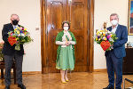 Blumenkönigin Julia II. überreichte LH Schützenhöfer und LH-Stv. Lang ihre Valentinsgrüße. © Land Steiermark/Streibl; Nutzung bei Quellenangabe honorarfrei