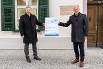 Landesrat Hans Seitinger (r.) gratulierte Bürgermeister Johann Schirnhofer zum Landessieg beim NEPTUN-Wasserpreis.