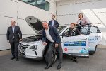 Roland Punzengruber, Geschäftsführer Hyundai Österreich, Gerhard Kraus, Wasserstofftaxi Wildon, LRin Ursula Lackner, LRin Barbara Eibinger-Miedl (v.l.) und Alexander Trattner, TU Graz – HyCentA Research GmbH (hinten) präsentierten gemeinsam das Wasserstoff-Taxi. © Foto: Land Steiermark/Purgstaller; bei Quellenangabe honorarfrei