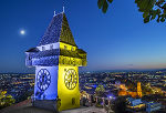 Der Grazer Uhrturm leuchtet in der Europawoche von 3. bis 9. Mai in den Farben Europas: blau und gelb. © Foto Fischer (Farbbearbeitung by achtzigzehn); bei Quellenangabe honorarfrei