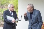 LH Hermann Schützenhöfer überreichte Fußball-Ikone Ivica Osim zu Hause das Große Ehrenzeichen des Landes Steiermark © Foto: Foto Fischer; bei Quellenangabe honorarfrei LH Hermann Schützenhöfer überreichte Fußball-Ikone Ivica Osim zu Hause das Große Ehrenzeichen des Landes Steiermark © Foto: Foto Fischer; bei Quellenangabe honorarfrei