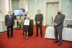 LH Hermann Schützenhöfer, Gerald Schöpfer und Georg Krainer überreichten an die Mutter von Karin Dissauer den Josef Krainer-Förderungspreis. 