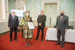 LH Hermann Schützenhöfer, Gerald Schöpfer und Georg Krainer überreichten an Christiane Klec den Josef Krainer-Förderungspreis. 