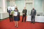 LH Hermann Schützenhöfer, Gerald Schöpfer und Georg Krainer überreichten an Daniela Pinter den Josef Krainer-Würdigungspreis. 