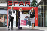 Soziallandesrätin Doris Kampus gemeinsam mit SPAR Steiermark-Geschäftsführer Christoph Holzer und Marina Sorgo vom Gewaltschutzzentrum (v.l.): „Gewaltschutz ist dringender denn je.“ © Foto: Land Steiermark/Drechsler; bei Quellenangabe honorarfrei