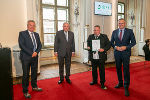 LH Hermann Schützenhöfer, LH-Stv. Anton Lang und FPÖ-Klubobmann Mario Kunasek überreichten Christian Cramer das Große Ehrenzeichen des Landes Steiermark © Foto: Land Steiermark/FotoFrankl; bei Quellenangabe honorarfrei