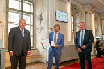 LH Hermann Schützenhöfer und LH-Stv. Anton Lang überreichten Gerald Schmid das Große Ehrenzeichen des Landes Steiermark