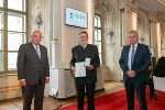 LH Hermann Schützenhöfer und LH-Stv. Anton Lang überreichten Reinhard Gande das Goldene Ehrenzeichen des Landes Steiermark