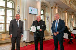 LH Hermann Schützenhöfer und LH-Stv. Anton Lang überreichten Gerhard Hoppenberger das Goldene Ehrenzeichen des Landes Steiermark