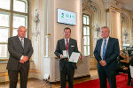 LH Hermann Schützenhöfer und LH-Stv. Anton Lang überreichten Klaus Krainz das Goldene Ehrenzeichen des Landes Steiermark