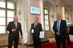 LH Hermann Schützenhöfer und LH-Stv. Anton Lang überreichten Ingo Kropac das Goldene Ehrenzeichen des Landes Steiermark