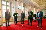 LH Hermann Schützenhöfer und LH-Stv. Anton Lang überreichten Hans Hofer (2.v.l.) und Walter Pristauz-Telsnigg (4.v.l.) das Goldene Ehrenzeichen des Landes Steiermark