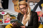 Landesrätin Juliane Bogner-Strauß unterstrich die Wichtigkeit des Lesen und dankte allen Sponsorinnen und Sponsoren, die den 4. Steirischen Vorlesetag möglich machen. © Regine Schöttl; bei Quellenangabe honorarfrei Landesrätin Juliane Bogner-Strauß unterstrich die Wichtigkeit des Lesen und dankte allen Sponsorinnen und Sponsoren, die den 4. Steirischen Vorlesetag möglich machen.