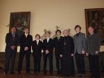 v.l.n.r.: Landeshauptmann Mag. Franz Voves, Christian Rakusch (Bischöfliches Gymnasium Graz), Markus Legner (Akademisches Gymnasium Innsbruck), Andreas Nenning (Bundesgymnasium 4 Wien), Simon Gritschacher (Bundesgymnasium Porcia Spittal/Drau), Abt Dr. Johannes Gartner, Christian Hofstadler (HTL Leonding Linz) und Simon Pletz (Bürgermeister der Gemeinde Seckau) bei der feierlichen Siegerehrung heute Vormittag (21.6.2006) anlässlich der 25. Österreichischen Physikolympiade in der Abtei Seckau bei Knittelfeld.  Foto Landespressedienst 