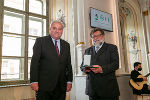 Der ehemalige Chef des Geoinformationssystems Steiermark Rudolf Hütter wurde mit dem Goldenen Ehrenzeichen ausgezeichnet.