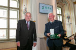 LH Schützenhöfe zeichnete Pfarrer Johann Leitner mit dem Goldenen Ehrenzeichen des Landes Steiermark aus.