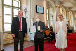 LH Hermann Schützenhöfer und die zweite Landtagspräsidentin Gabriele Kolar überreichten Walter Danklmeier das Goldene Ehrenzeichen des Landes Steiermark.