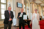 LH Hermann Schützenhöfer und die zweite Landtagspräsidentin Gabriele Kolar verliehen das Goldene Ehrenzeichen des Landes Steiermark an Franz Schlögl.