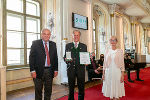 Mit dem Goldenen Ehrenzeichen des Landes Steiermark wurde Heinrich Steppeler von LH Hermann Schützenhöfer und der zweiten Landtagspräsidentin Gabriele Kolar geehrt. 