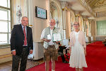 LH Hermann Schützenhöfer und die zweite Landtagspräsidentin Gabriele Kolar überreichten Paul Josef Wiener das Goldene Ehrenzeichen des Landes Steiermark.