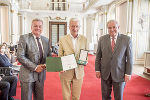 Der ehemalige Präsident der Landes- und Bundeskammer für Architekten und Ingenieurkonsulenten Gerald Fuxjäger wurde von Landeshauptmann Hermann Schützenhöfer und Landeshauptmann-Stellvertreter Anton Lang mit dem Großen Ehrenzeichen des Landes Steiermark geehrt.
