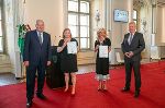 LH Hermann Schützenhöfer überreichte gemeinsam mit LH-Stv. Anton Lang an Sabine Gollmann und  Emina Šarić den Menschenrechtspreis des Landes Steiermark © Foto: Land Steiermark/FotoFrankl; bei Quellenangabe honorarfrei