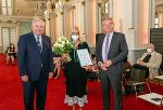 LH Hermann Schützenhöfer und LH-Stv. Anton Lang gratulierten Emina Šarić zum Menschenrechtspreis