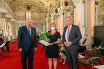 LH Hermann Schützenhöfer und LH-Stv. Anton Lang gratulierten Sabine Gollmann zum Menschenrechtspreis © Foto: Land Steiermark/FotoFrankl; bei Quellenangabe honorarfrei LH Hermann Schützenhöfer und LH-Stv. Anton Lang gratulierten Sabine Gollmann zum Menschenrechtspreis
