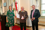 LH-Stv. Anton Lang und LRin Barbara Eibinger Miedl überreichten an Walter Perner das Goldene Ehrenzeichen für Verdienste um die Republik Österreich