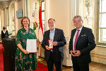 LH-Stv. Anton Lang und LRin Barbara Eibinger Miedl überreichten an Herbert Martinschitz das Goldene Verdienstzeichen der Republik Österreich