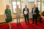 LH-Stv. Anton Lang und LRin Barbara Eibinger Miedl überreichten an Franz Petautschnig (2.v.l.) und Josef Reiter-Haas die Goldene Medaille für Verdienste um die Republik Österreich