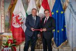 Auf Schloss Ambras übergab LH Schützenhöfer den Vorsitz der Landeshauptleute-Konferenz an LH Platter. © Fotos: Land Tirol/G. Berger Auf Schloss Ambras übergab LH Schützenhöfer den Vorsitz der Landeshauptleute-Konferenz an LH Platter.