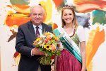 Blumenprinzessin Elisa überreichte LH Schützenhöfer einen wunderschönen Blumenstrauß © Foto: Land Steiermark; bei Quellenangabe honorarfrei