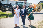 Bundesministerin Elisabeth Köstinger, sbidi-Geschäftsführer Herbert Jöbstl und Landesrätin Barbara Eibinger-Miedl freuen sich über den Startschuss für den Breitbandausbau in St. Marein bei Graz. ©      