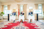 Im Weißen Saal der Grazer Burg präsentierten LH-STv. Anton Lang, LH Hermann Schützenhöfer und Kulturlandesrat Christopher Drexler (v.l.) den "Masterplan Grazer Burg". © Foto: Land Steiermark/Streibl; bei Quellenangabe honorarfrei Im Weißen Saal der Grazer Burg präsentierten LH-STv. Anton Lang, LH Hermann Schützenhöfer und Kulturlandesrat Christopher Drexler (v.l.) den "Masterplan Grazer Burg".