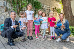Gemeinsam mit Kindern präsentierten Bildungslandesrätin Juliane Bogner-Strauß und Stadtrat Kurt Hohensinner die Sicherheitsmaßnahmen für den Start im Herbst.  © Foto: Land Steiermark/Streibl; bei Quellenangabe honorarfrei