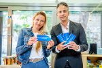 Bildungslandesrätin Juliane Bogner-Strauß und Stadtrat Kurt Hohensinner machten Werbung für die Lollipop-Tests © Foto: Land Steiermark/Streibl; bei Quellenangabe honorarfrei Bildungslandesrätin Juliane Bogner-Strauß und Stadtrat Kurt Hohensinner machten Werbung für die Lollipop-Tests