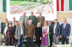 Landeshauptmann Hermann Schützenhöfer (4.v.l.), Landesrat Hans Seitinger (3.v.l.), die Zweite Landtagspräsidentin Gabriele Kolar (5.v.l.) und Bürgermeister Erwin Gruber (4.v.l., 2. Reihe) bei der feierlichen Eröffnung des Hochwasserschutzes in Gasen.