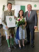 LH Hermann Schützenhöfer überreichte an Robin Schlüßlmayr und seine Gattin Michaela das steirische Landeswappen © Foto: René Schreiber; bei Quellenangabe honorarfrei